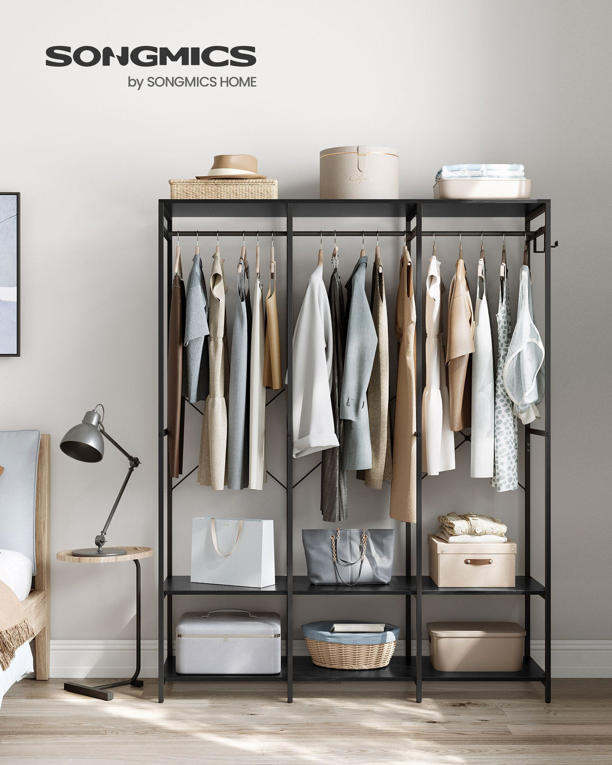 Offener Kleiderschrank mit Metallrahmen und Holzregalen