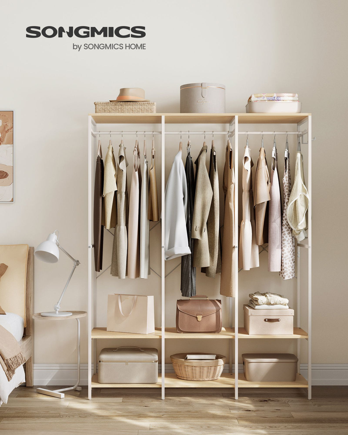 Offener Kleiderschrank mit Metallrahmen und Holzregalen