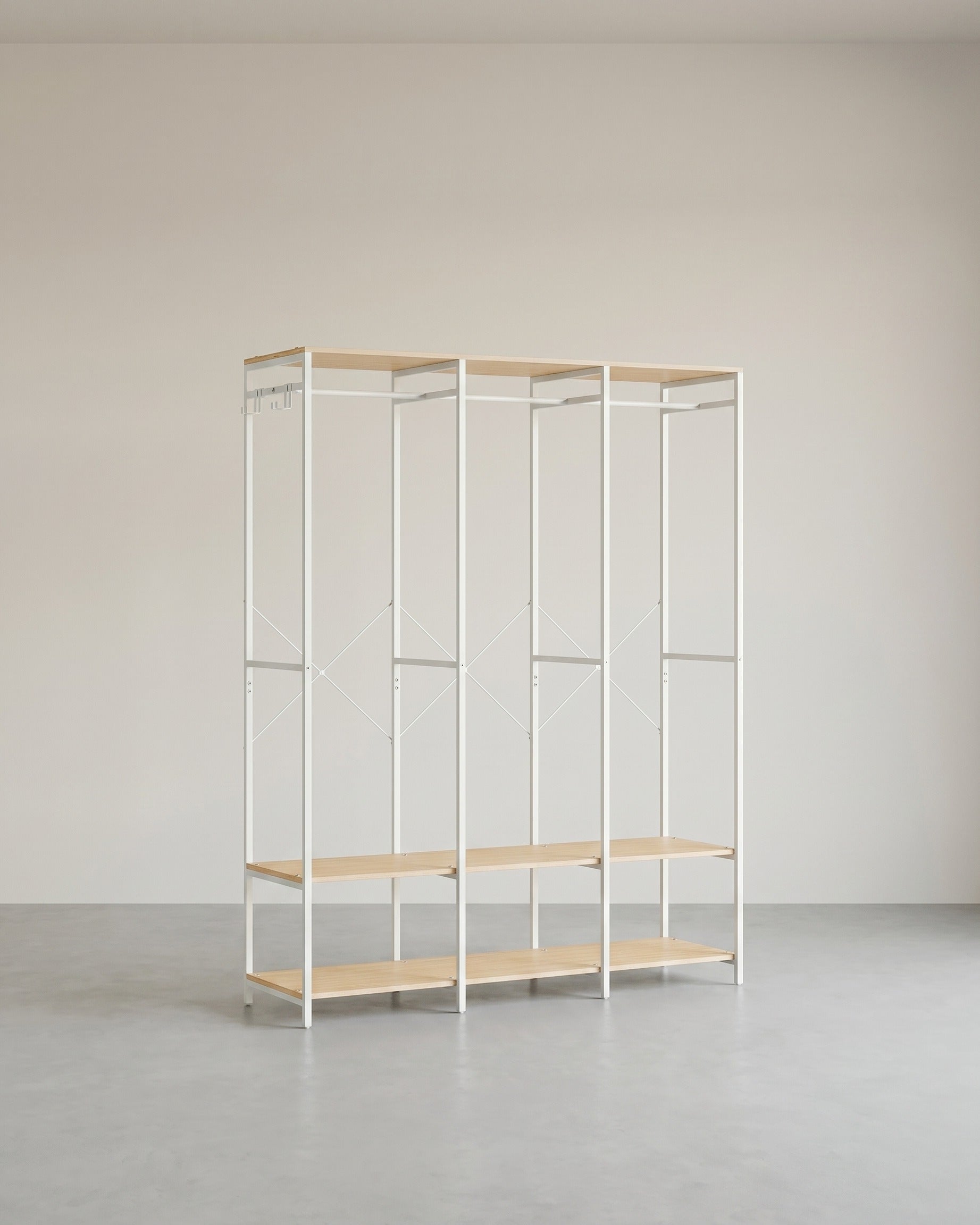 Offener Kleiderschrank mit Metallrahmen und Holzregalen – Beige