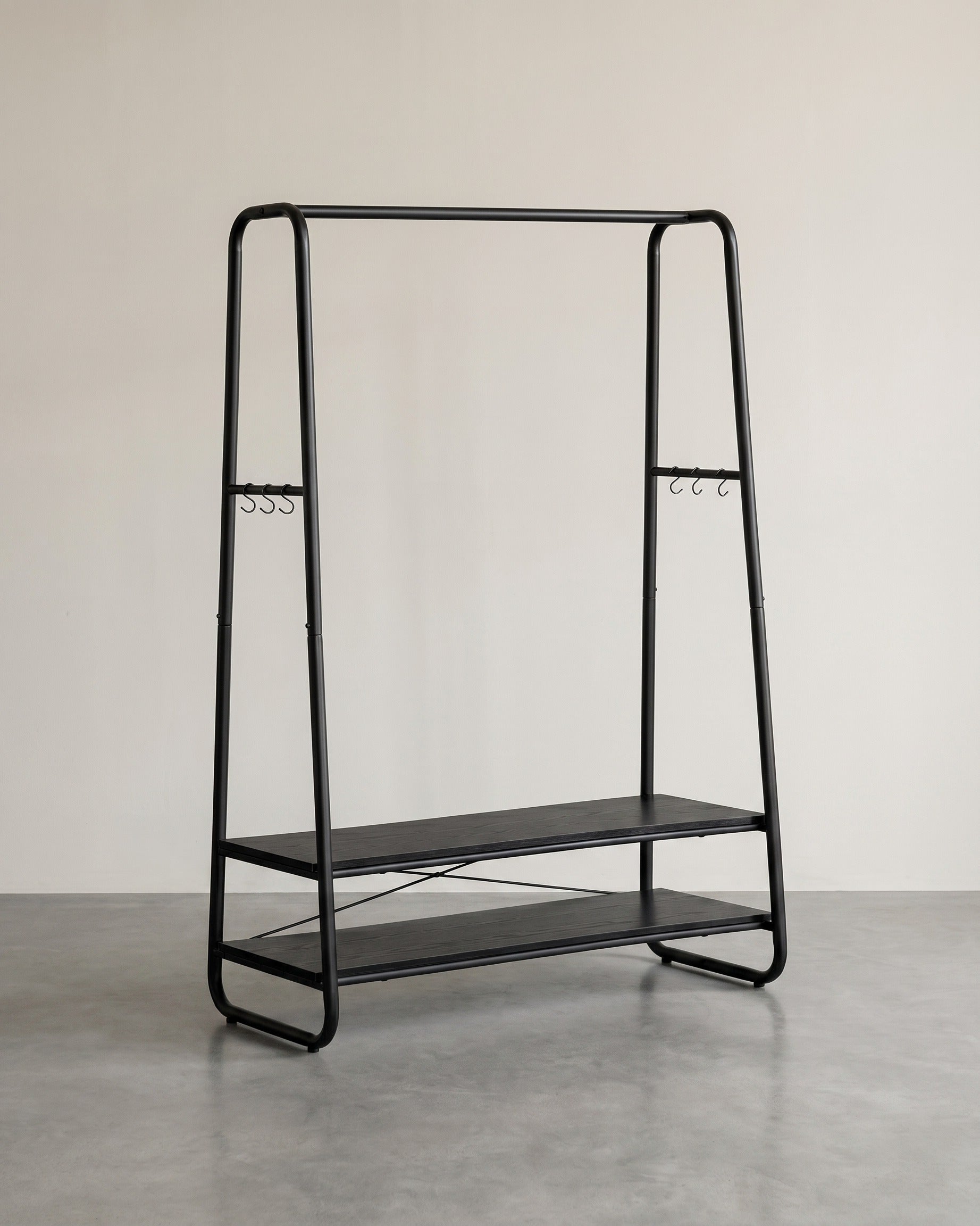 Kleiderständer mit Ablagen – Industriedesign – freistehend – 100 cm breit – Schwarz