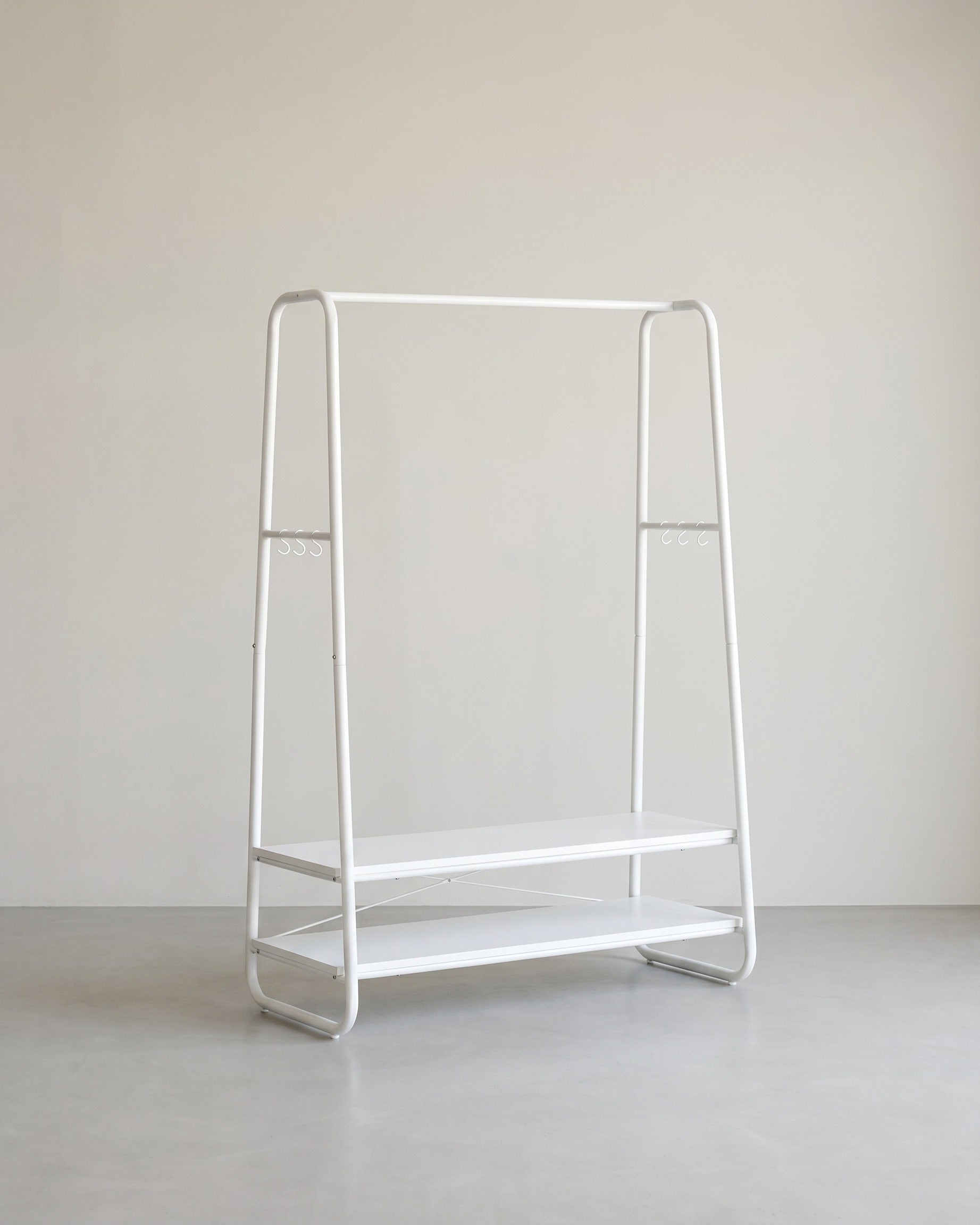 Kleiderständer mit Ablagen – Industriedesign – freistehend – 100 cm breit – Weiß