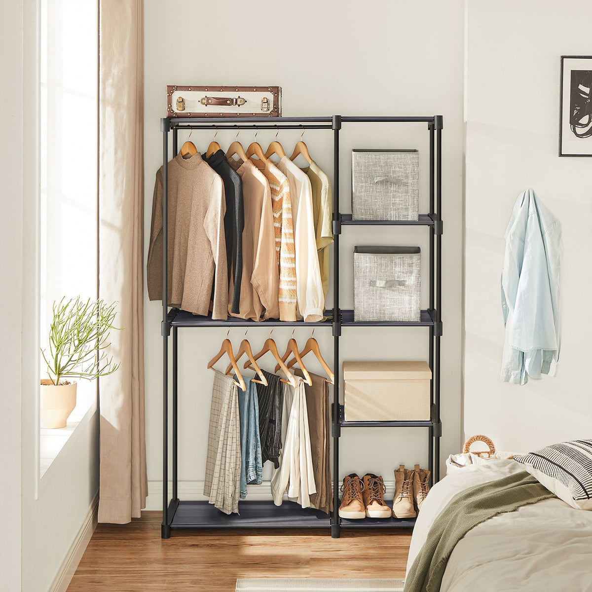 Praktischer Stoffkleiderschrank mit Kleiderstangen und Ablageflächen