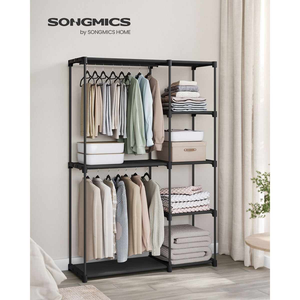 Praktischer Stoffkleiderschrank mit Kleiderstangen und Ablageflächen