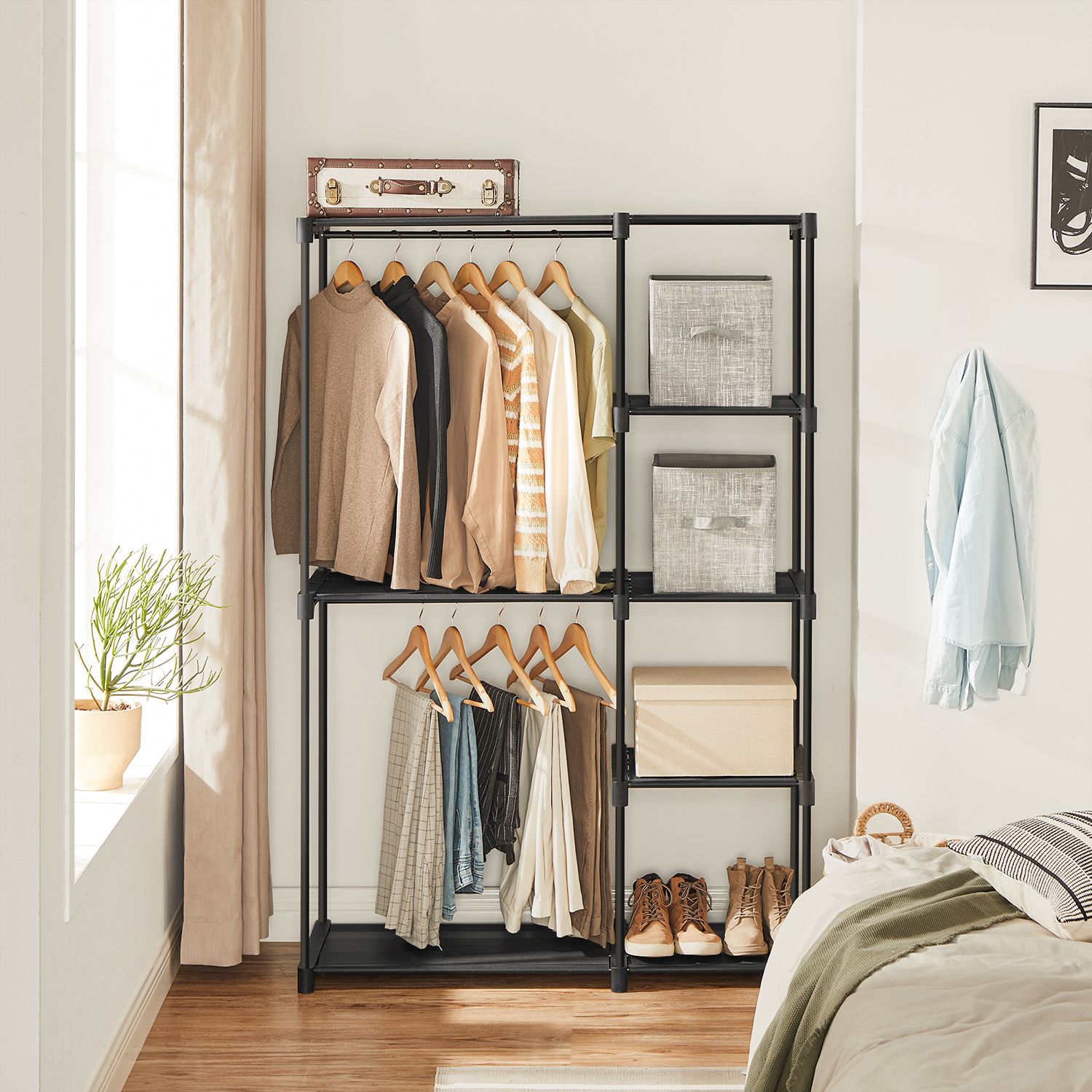 Praktischer Stoffkleiderschrank mit Kleiderstangen und Ablageflächen