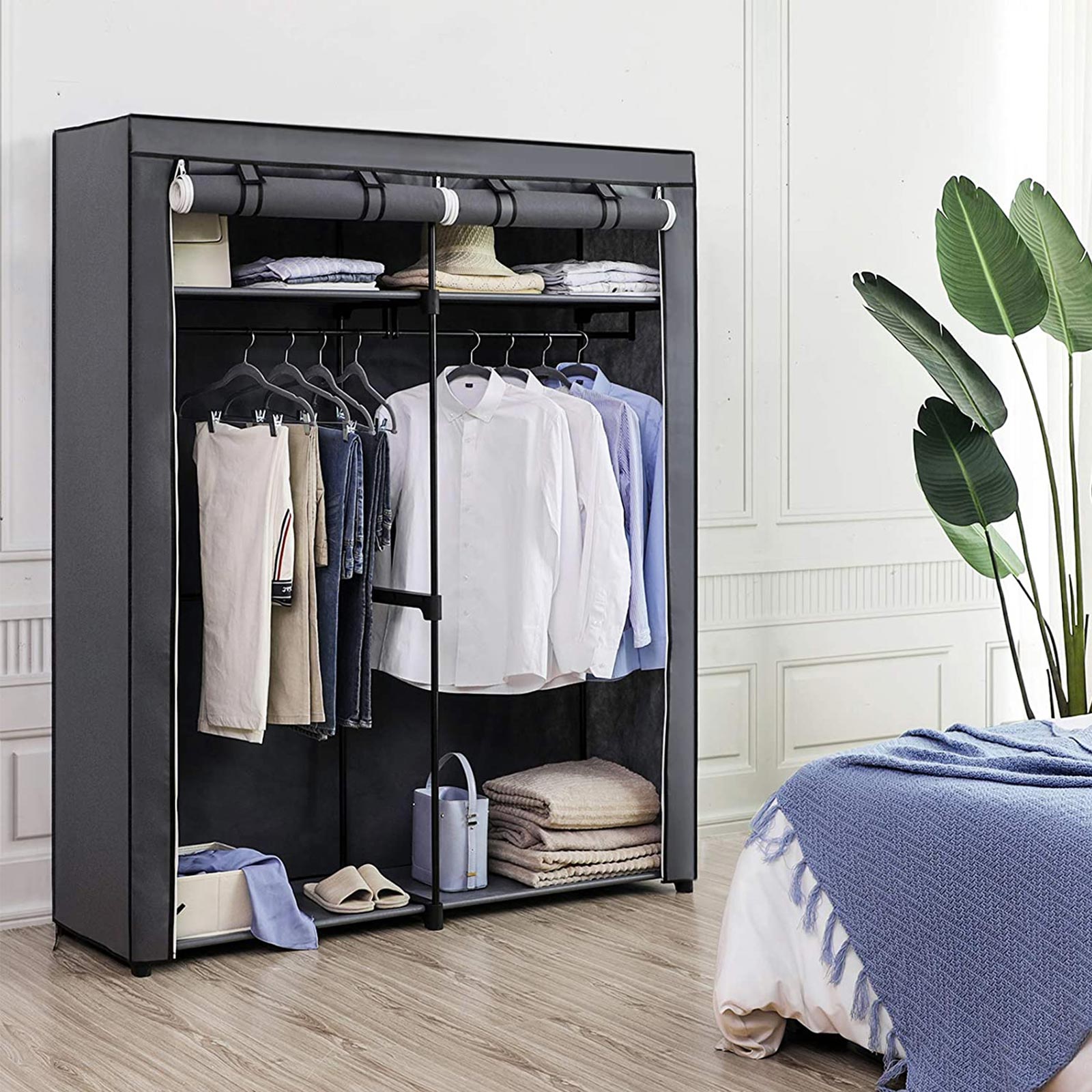Geräumiger Stoffkleiderschrank mit Schutzhülle und Kleiderstangen