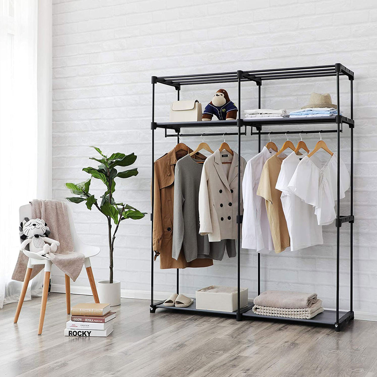 Geräumiger Stoffkleiderschrank mit Schutzhülle und Kleiderstangen