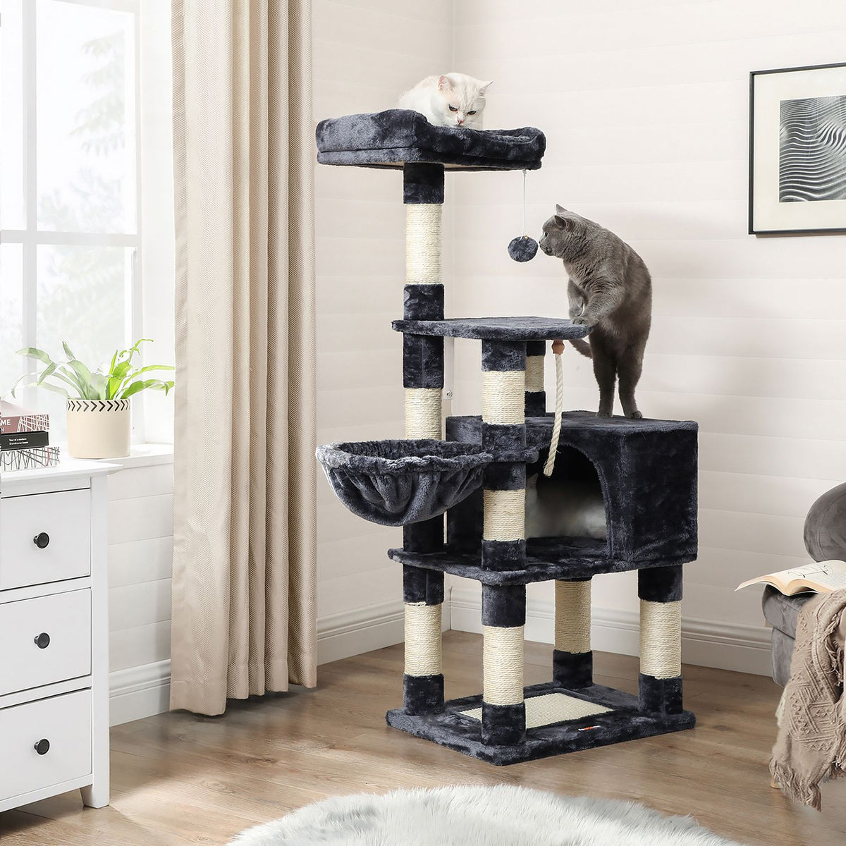 Kompakter Kratzbaum von – Katzenbaum mit Hängematte, Kratzstämmen und Spielbällen für mehrere Katzen