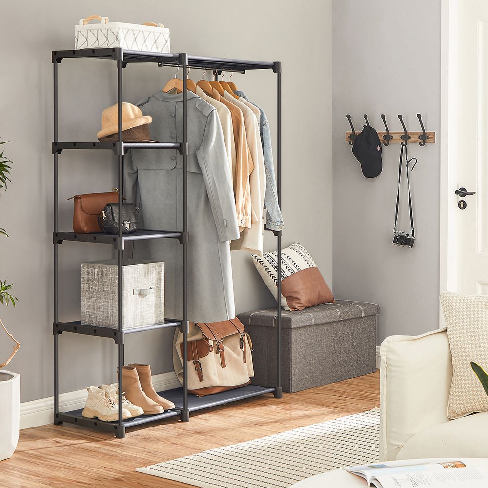 Praktischer Stoffkleiderschrank mit Kleiderstangen und Ablageflächen